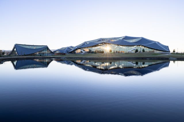 UN "Escala de dragón" Solar Roof es el centro de atención del nuevo campus sostenible de Google con vista a la bahía un techo solar de escamas de dragón es el centro de atención del nuevo campus sostenible de google con vista a la bahía