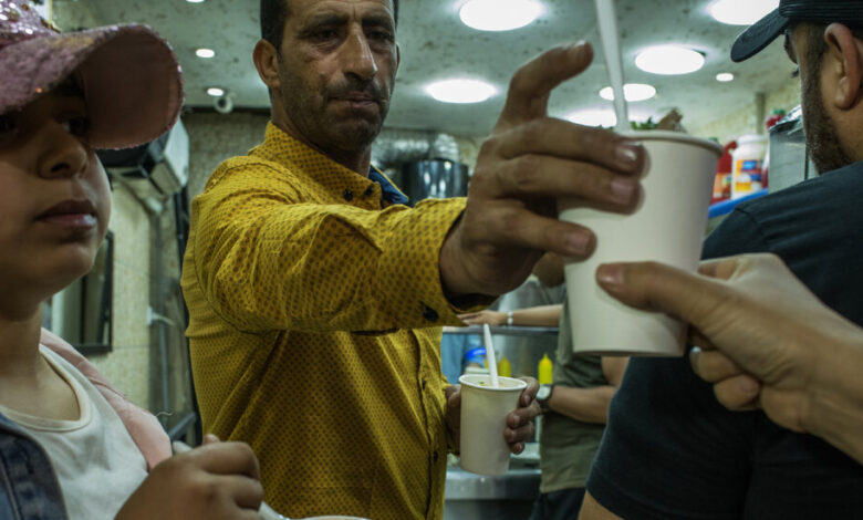 En Jordania, 'Mansaf en una taza' crea una controversia alimentaria 1 En Jordania, 'Mansaf en una taza' crea una controversia alimentaria