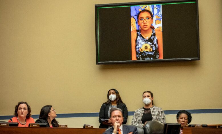 'Puse sangre sobre de mí' para sobrevivir a tiroteo en Texas, relata niña de 11 años al Congreso de EU 1 'Puse sangre sobre de mí' para sobrevivir a tiroteo en Texas, relata niña de 11 años al Congreso de EU