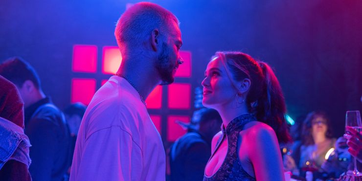 Not Okay Review: Zoey Deutch Charms como cazadora de fama desagradable en las redes sociales 3 1659045135 645 Not Okay Review Zoey Deutch Charms como cazadora de fama.5