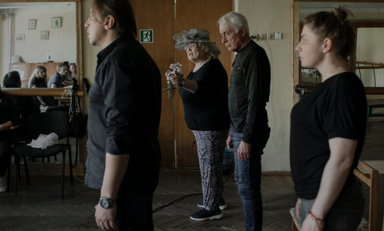 'Larga vida al teatro': la compañía de teatro de Mariupol vuelve a actuar 1 'Larga vida al teatro': la compañía de teatro de Mariupol vuelve a actuar