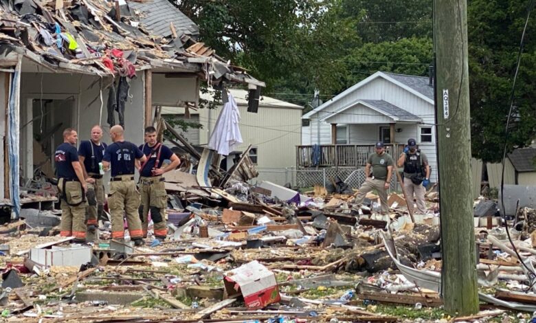 Autoridades buscan causa de explosión de casa en Indiana que mató a tres personas 1 Autoridades buscan causa de explosión de casa en Indiana que mató a tres personas