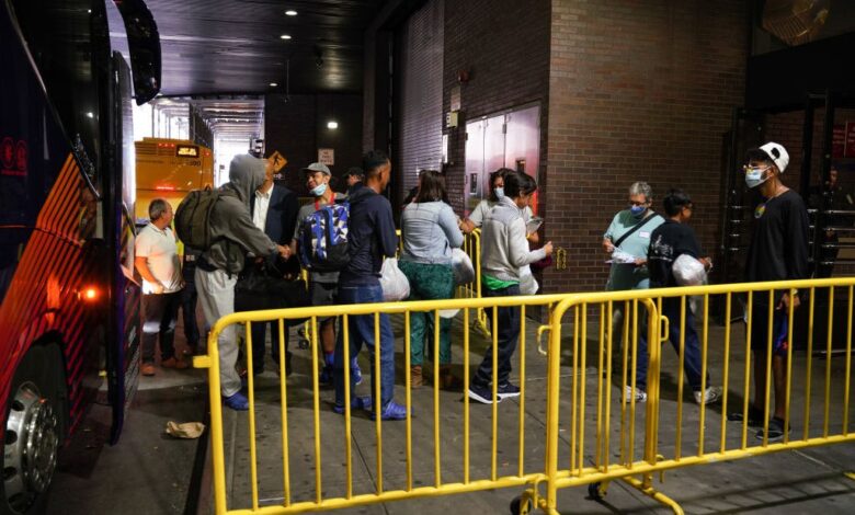 Táctica republicana con migrantes en buses tiñe debate con miras a las elecciones de noviembre 1 Táctica republicana con migrantes en buses tiñe debate con miras a las elecciones de noviembre