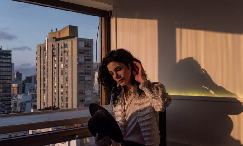 2 imitadores de Michael Jackson se ven idénticos. El parecido termina ahí. 1 2 imitadores de Michael Jackson se ven idénticos. El parecido termina ahí.
