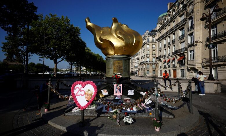 Con flores y fotos, recuerdan a la princesa Diana en París a 25 años de su muerte