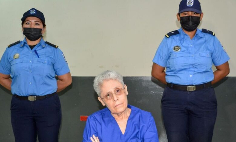 Los familiares de la exguerrillera sandinista Dora María Téllez, en huelga de hambre, temen por su vida