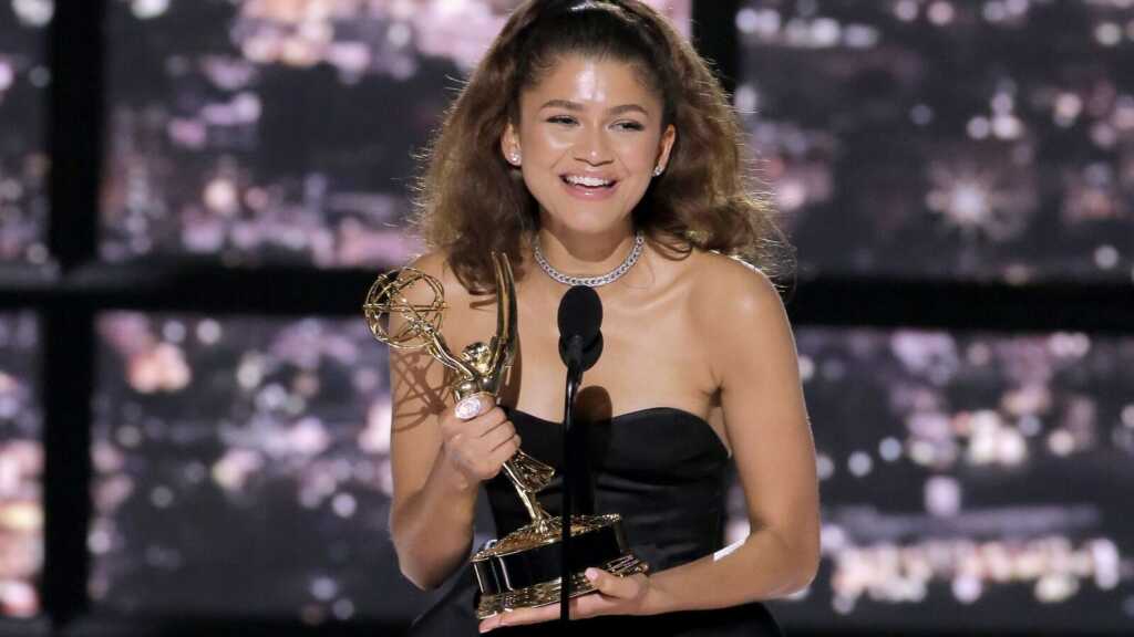 Premios Emmy 2022 6 Zendaya recibiendo su premio