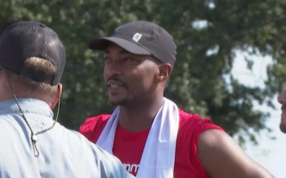 Anthony Mackie actor de Marvel, repara tejados dañados por huracanes 2 actor trabajaba gaf mayores fabricantes