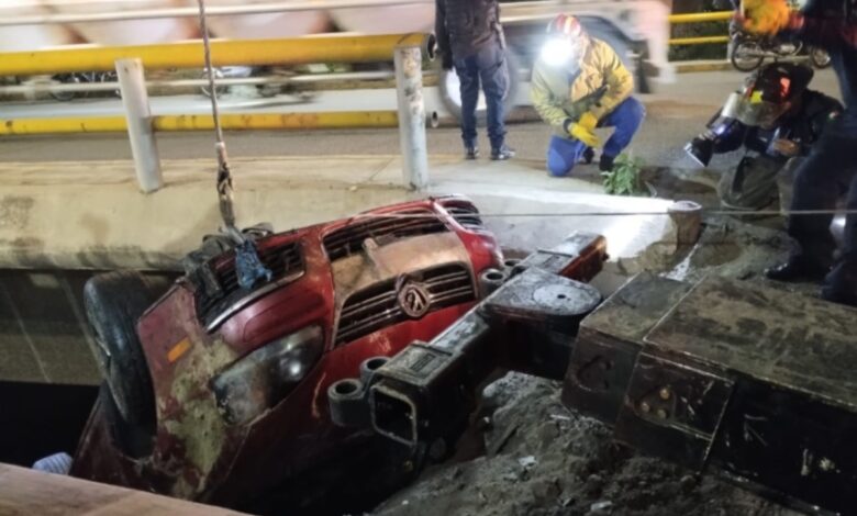Cae auto al Río de los Remedios; muere el conductor | Video 1 Cae auto al Río de los Remedios; muere el conductor | Video