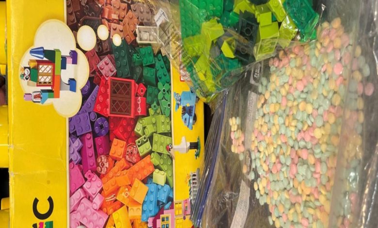 Cárteles mexicanos trafican fentanilo en cajas de Lego: DEA