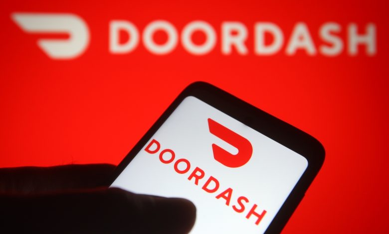 DoorDash presenta nuevas funciones de seguridad para los repartidores en su plataforma 1 DoorDash ahora le permite agrupar alimentos de un lugar y alcohol de otro en un solo pedido