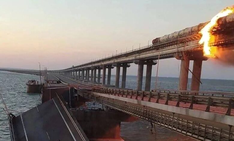 Una fuerte explosión destruye parte del único puente que une la península de Crimea con Rusia 1 Una fuerte explosión destruye parte del único puente que une la península de Crimea con Rusia