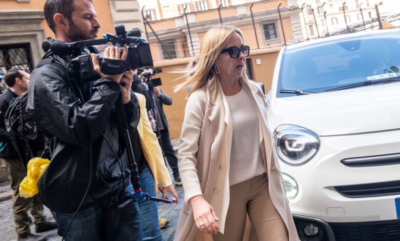 Meloni pone a macron ante un dilema confrontar con la ganadora o dar alas a le pen 1 https://elpais.com/internacional/2022-10-01/meloni-pone-a-macron-ante-un-dilema-confrontar-con-la-ganadora-o-dar-alas-a-le-pen.html