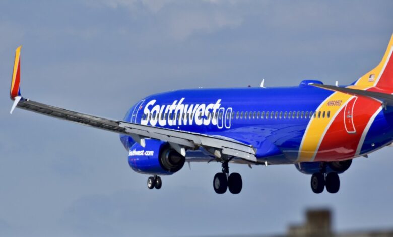 Arrestan a mujer por intentar abrir puerta de avión de Southwest Airlines en pleno vuelo 1 Arrestan a mujer por intentar abrir puerta de avión de Southwest Airlines en pleno vuelo