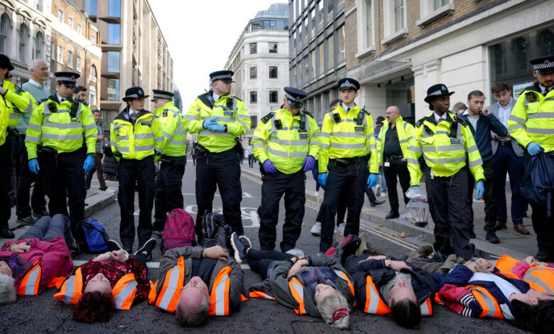A medida que las protestas climáticas se vuelven más audaces, la policía británica contraataca con nuevos poderes 1 A medida que las protestas climáticas se vuelven más audaces, la policía británica contraataca con nuevos poderes