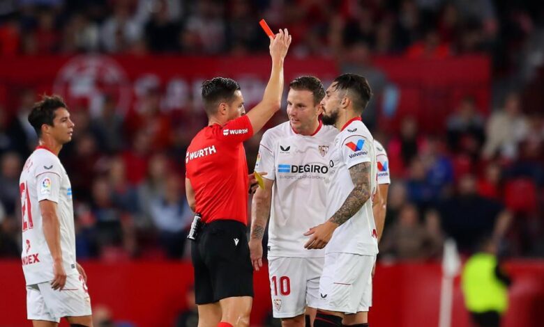 Así se reparten entre los árbitros todas las rojas en Primera División 1 Así se reparten entre los árbitros todas las rojas en Primera División