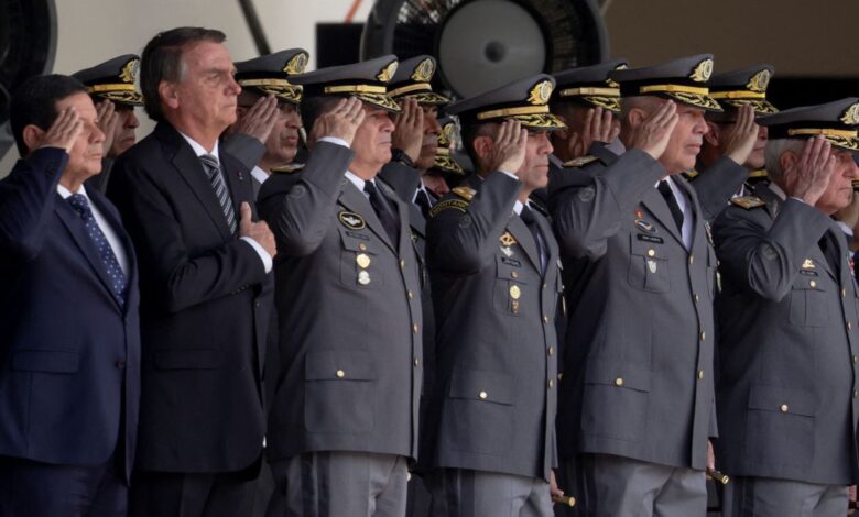 Bolsonaro reaparece en una ceremonia militar tras batallar su derrota desde la trastienda 1 Bolsonaro reaparece en una ceremonia militar tras batallar su derrota desde la trastienda