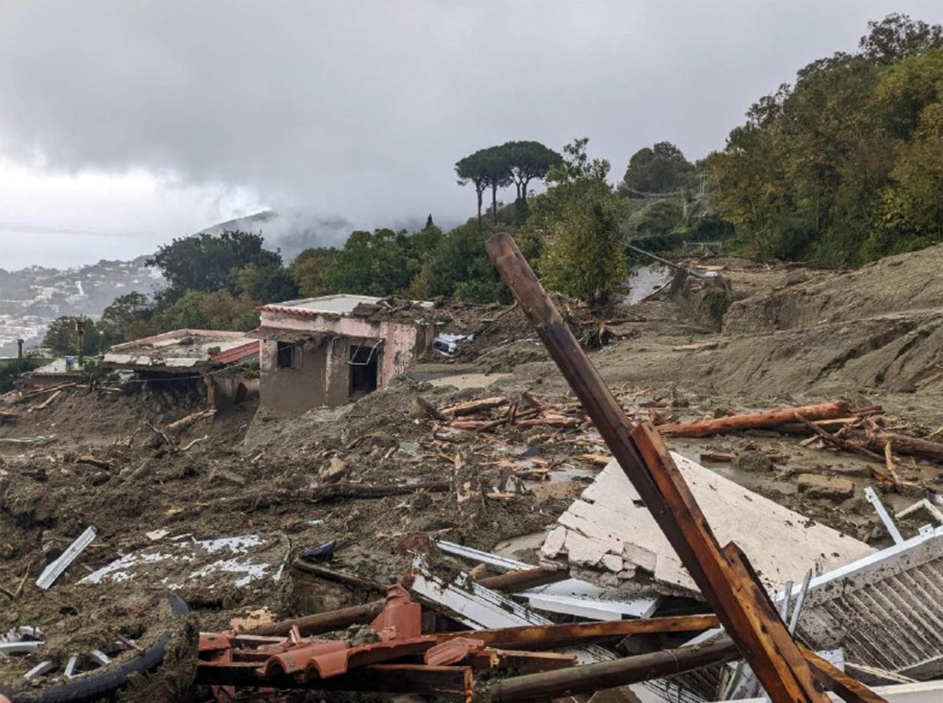 Deslizamiento de tierra deja al menos 12 desaparecidos en una isla italiana 1 Deslizamiento de tierra deja al menos 12 desaparecidos en una