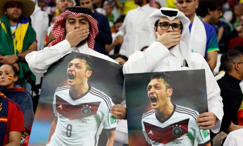 Qatar 2022: Aficionados locales recuerdan a Alemania el racismo contra Mesut Özil 1 Qatar 2022: Aficionados locales recuerdan a Alemania el racismo contra Mesut Özil