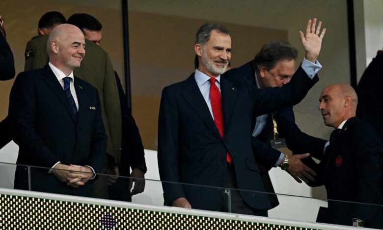 Qatar 2022: Encabeza Felipe VI apoyo a La Roja en el Estadio Al Thumama | Fotogalería 1 Qatar 2022: Encabeza Felipe VI apoyo a La Roja en el Estadio Al Thumama | Fotogalería