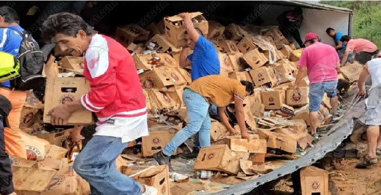 Rapiña: Vuelca tráiler cargado con cerveza; comuneros roban y saquean cajas, policías nada hacen por evitarlo 1 Rapiña: Vuelca tráiler cargado con cerveza; comuneros roban y saquean cajas, policías nada hacen por evitarlo
