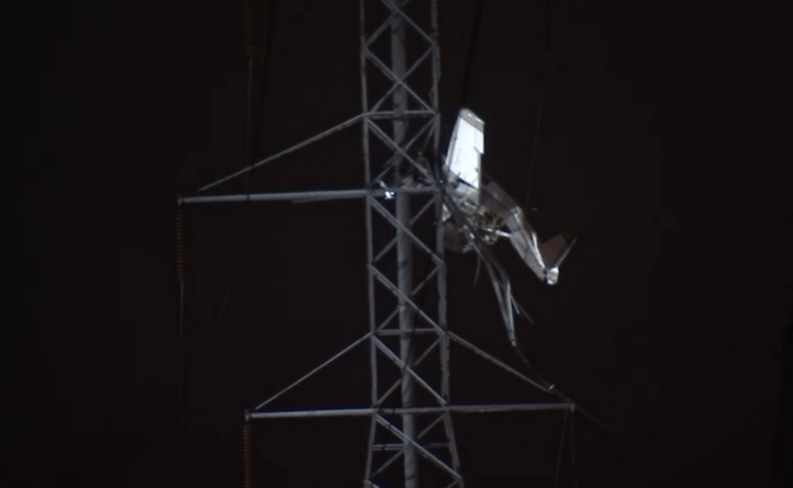 avioneta cuelga de una torre de tendido eléctrico 1 avioneta cuelga de una torre de tendido electrico