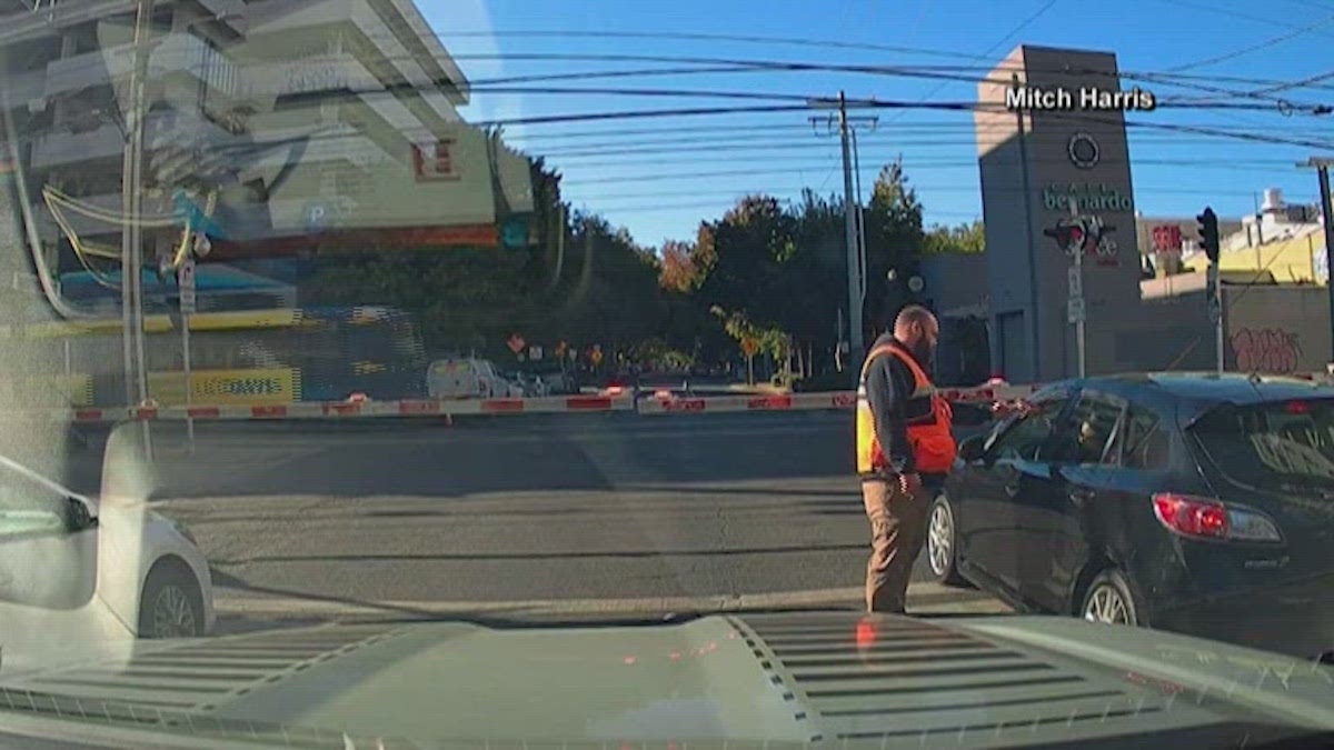 hombre ve a un conductor tirar una servilleta por la ventana y se la devuelve 1 hombre ve a un conductor tirar una servilleta por la