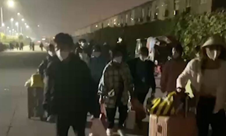 https://elpais.com/internacional/2022-11-23/cientos-de-trabajadores-protestan-en-la-mayor-fabrica-de-iphone-de-china.html 1 https://elpais.com/internacional/2022-11-23/cientos-de-trabajadores-protestan-en-la-mayor-fabrica-de-iphone-de-china.html