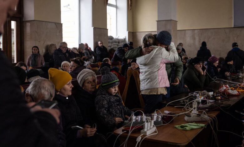 https://elpais.com/internacional/2022-11-23/ucrania-inicia-la-evacuacion-de-jerson-ante-el-riesgo-de-bombardeos-y-la-falta-de-recursos-para-pasar-el-invierno.html 1 https://elpais.com/internacional/2022-11-23/ucrania-inicia-la-evacuacion-de-jerson-ante-el-riesgo-de-bombardeos-y-la-falta-de-recursos-para-pasar-el-invierno.html