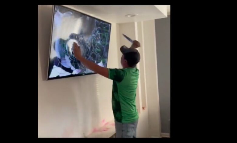 Aficionado de la Selección Mexicana acuchilla su televisión y se hace viral | Video 1 Aficionado de la Selección Mexicana acuchilla su televisión y se hace viral | Video