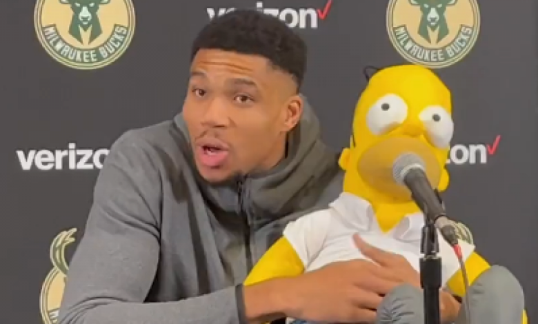 Antetokounmpo aparece en sala de prensa...¡con Homer Simpson! 1 Antetokounmpo aparece en sala de prensa...¡con Homer Simpson!