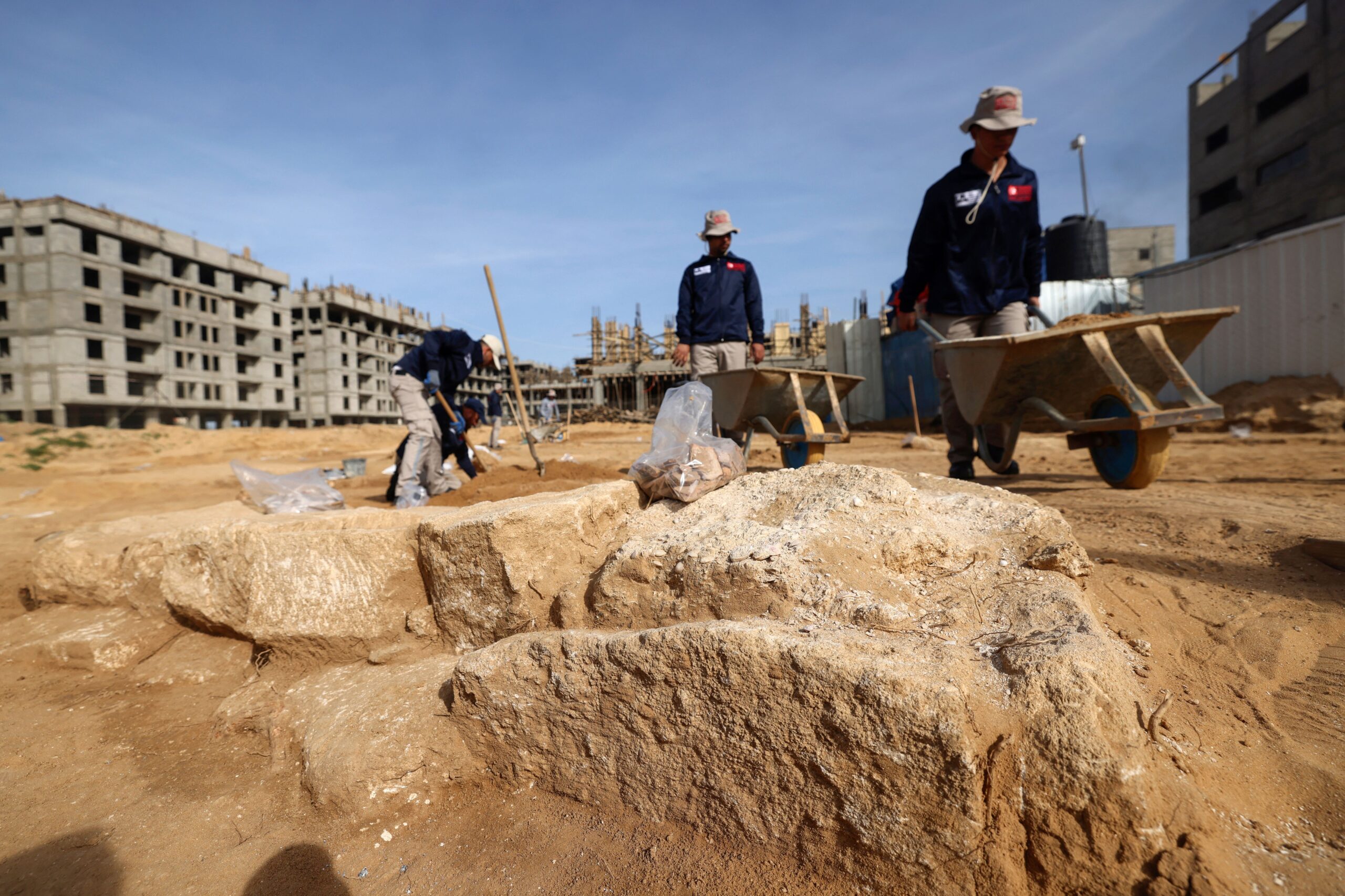 Descubrimiento histórico: autoridades de Gaza hallan más de 60 tumbas, algunas del siglo II 1 Descubrimiento historico autoridades de Gaza hallan mas de 60 tumbas scaled