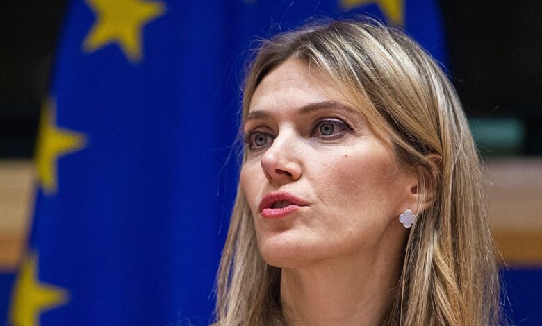 El Parlamento Europeo destituye a la vicepresidenta Eva Kaili, acusada de aceptar sobornos de Qatar 1 El Parlamento Europeo destituye a la vicepresidenta Eva Kaili, acusada de aceptar sobornos de Qatar