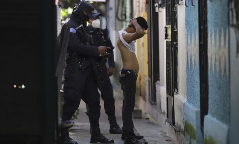 El régimen de excepción de Nayib Bukele asfixia a las pandillas: “Policías y soldados tienen poder absoluto” 1 El régimen de excepción de Nayib Bukele asfixia a las pandillas: “Policías y soldados tienen poder absoluto”