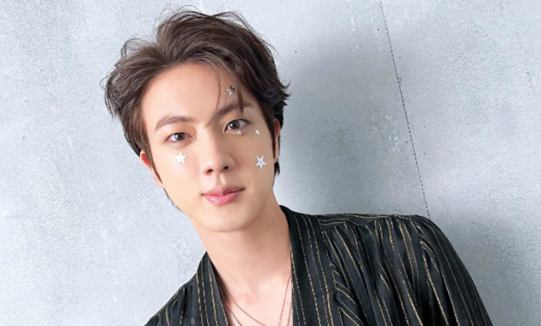 Jin, de BTS, muestra su nuevo 'look' antes de iniciar el servicio militar 1 Jin, de BTS, muestra su nuevo 'look' antes de iniciar el servicio militar