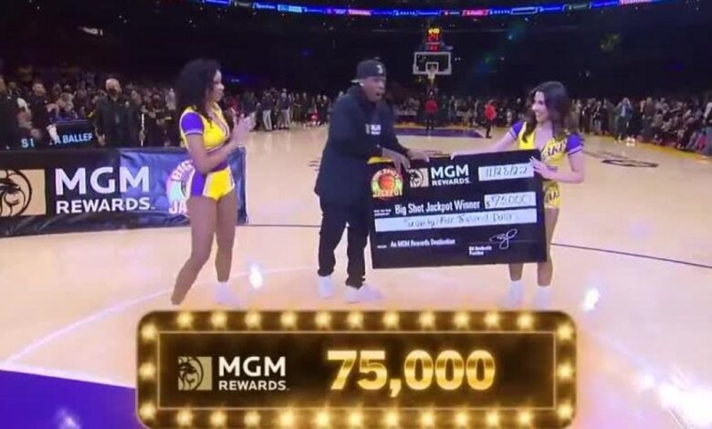 La lotería de los Lakers: otro aficionado que se lleva el bote desde el medio campo 1 La lotería de los Lakers: otro aficionado que se lleva el bote desde el medio campo