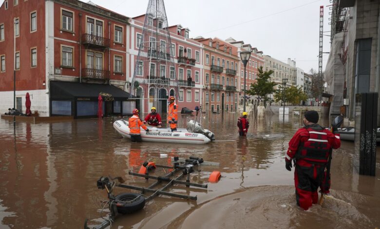 Las inundaciones obligan a cerrar colegios y carreteras en Lisboa 1 EL PAÍS