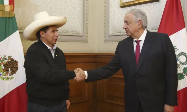 López Obrador confirma que Pedro Castillo solicitó asilo en México 1 López Obrador achaca la crisis en Perú a “los intereses de las élites económicas y políticas”