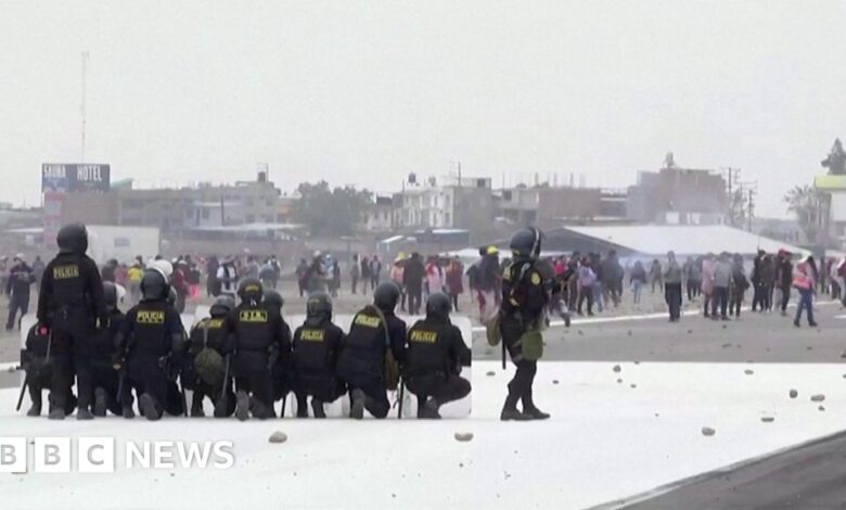 Manifestantes antigubernamentales de Perú asaltan aeropuerto y chocan con la policía 1 Manifestantes antigubernamentales de Perú asaltan aeropuerto y chocan con la policía
