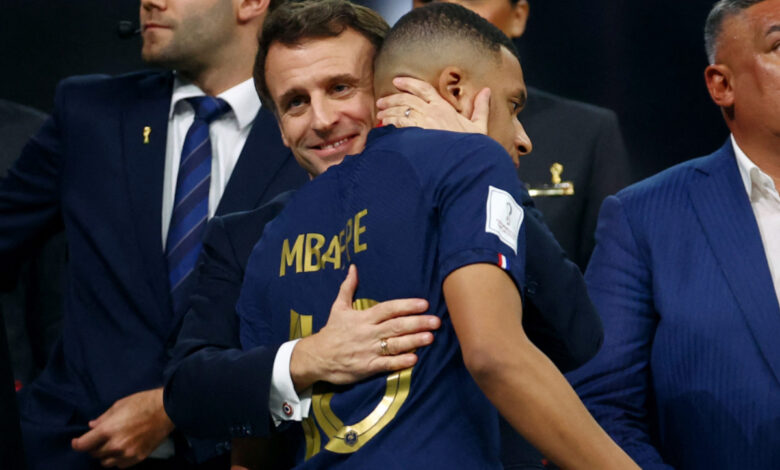 Qatar 2022: Presidente Macron consuela a los jugadores franceses tras la derrota | Video 1 Qatar 2022: Presidente Macron consuela a los jugadores franceses tras la derrota | Video